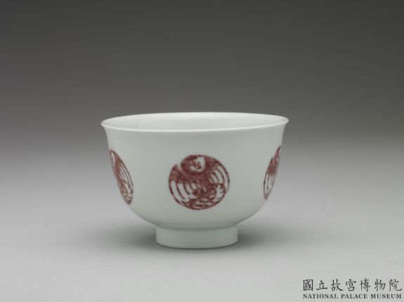 White cup with encircled phoenix decoration in overglaze red, Qing dynasty, Kangxi reign (1662-1722)